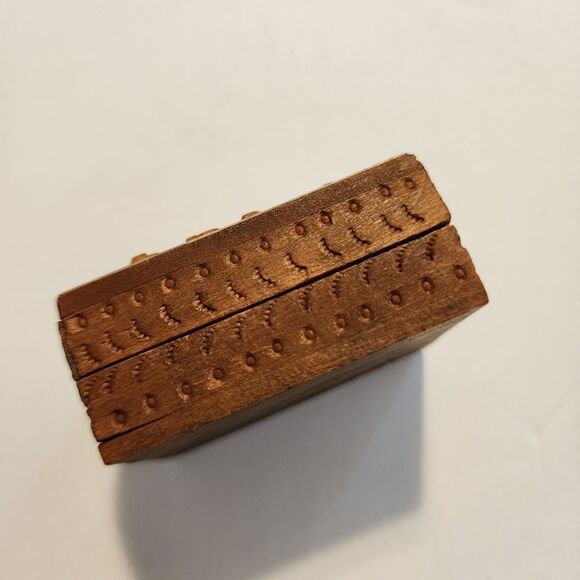 Small Carved Wooden Trinket Box l - Picture 2 of 5